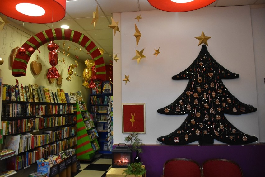 Witryny i wnętrza sklepów świątecznie przyozdobione