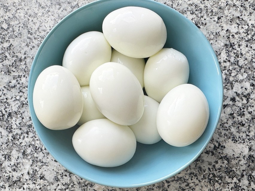 Do każdego talerza włóż jajka przekrojone na pół oraz kilka...