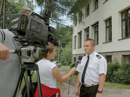 Policjanci nie wpuszczali wczoraj nikogo do szkoły w Koszarawie. Do rozmów z dziennikarzami wydelegowano Wieslawa Zonia z komendy w Żywcu.