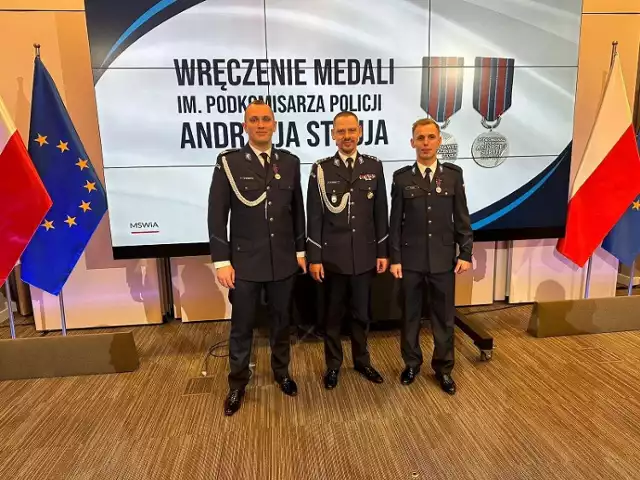 Sierż. szt. Krzysztof Mycek i post. Sebastian Giża wyróżnieni medalem. Podczas pożaru uratowali życie mężczyzny, narażając własne