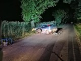 Gmina Lichnowy. Wypadek na drodze do Pordenowa. Dwaj młodzi mężczyźni ranni po uderzeniu w drzewo