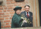 Elżbieta II odwiedziła Kraków w 1996 roku. Powitano ją po królewsku. Wysprzątano dla niej miasto i... opóźniono hejnał ZDJĘCIA