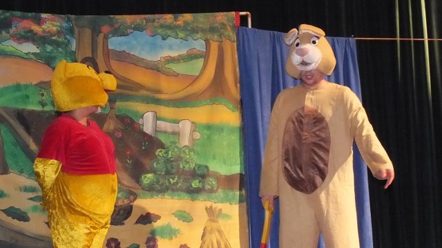 Ponad setka maluchów obejrzała w Wąbrzeskim Domu Kultury spektakl "Jesień u Kubusia Puszatka", który wystawili aktorzy teatru "Krak-Art". Aktorzy zaprosili też dzieci na scenę.