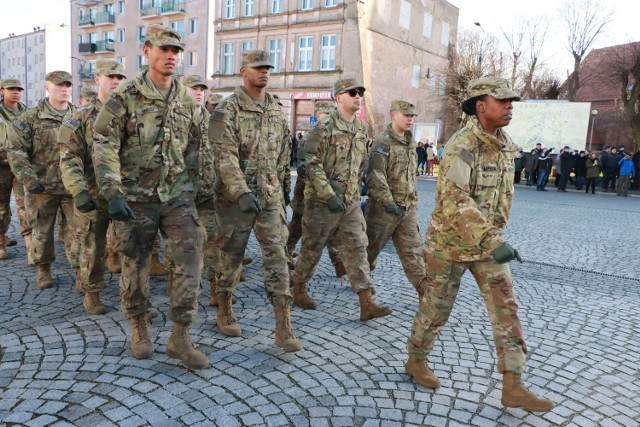 W Skwierzynie służyło około 300 żołnierzy amerykańskich z 299. batalionu wsparcia. Zajmowali kilka budynków w koszarach 35. dywizjonu rakietowego Obrony Powietrznej Kraju. Odpowiadali za przewożenie czołgów, transporterów i ciężkiego sprzętu pododdziałów stacjonującej w naszym kraju 2. Pancernej Brygadowej Grupy Bojowej, które uczestniczyły w szkoleniach na poligonach w Polsce, ale także w państwach bałtyckich oraz Bułgarii i Rumunii.