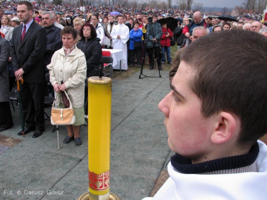 Wałbrzych: Zobacz jak wyglądała pierwsza msza papieska w 2005 roku.