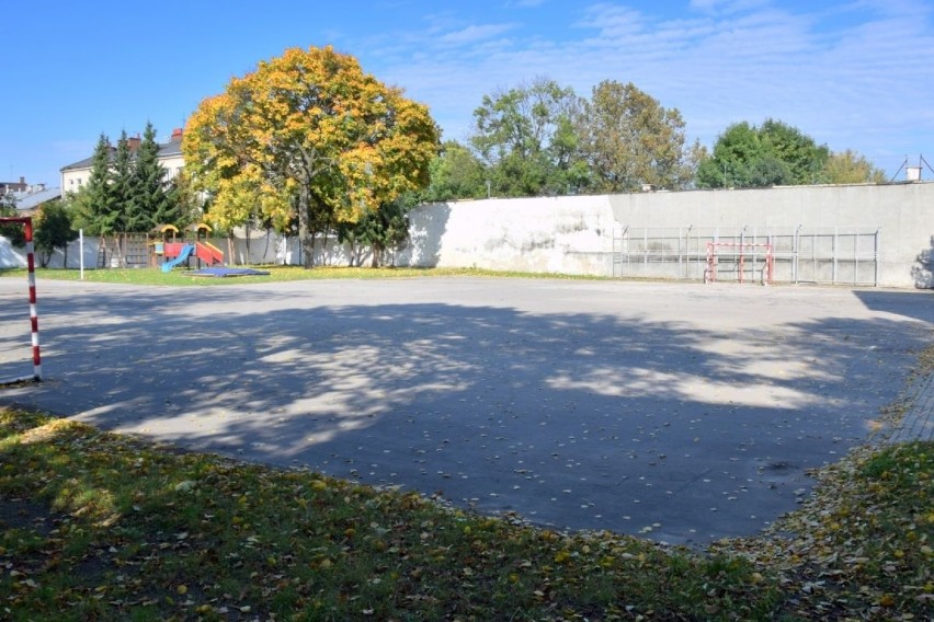 Najstarsza szkoła podstawowa w Kielcach walczy o nowe boisko. To jeden z projektów w budżecie obywatelskim [WIDEO]