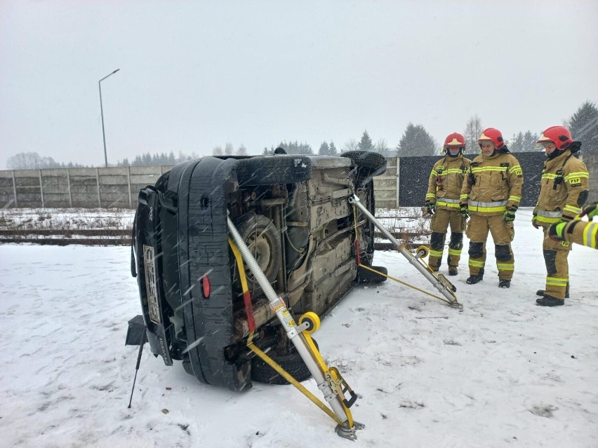 Ratownicy doskonalili techniki wykonywania dostępu do osoby...