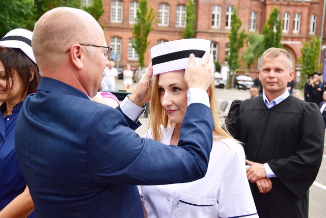 Uroczyste wręczenie dyplomów absolwentom studiów w Powiślańskiej Szkole Wyższej odbyło się na placu przed gmachem uczelni