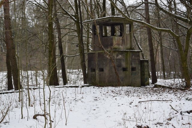 Pozostałości obozu znajdują się w lesie między Blachownią a Sławięcicami. To przerażające miejsce pozostawiono ku przestrodze dla przyszłych pokoleń.
