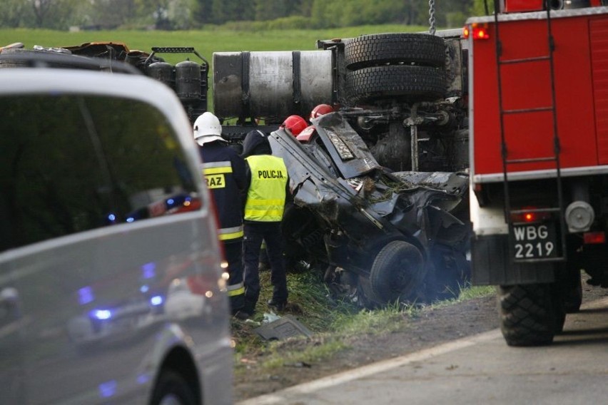 Śmiertelny wypadek koło Niemczy. 4 osoby nie żyją (ZDJĘCIA)