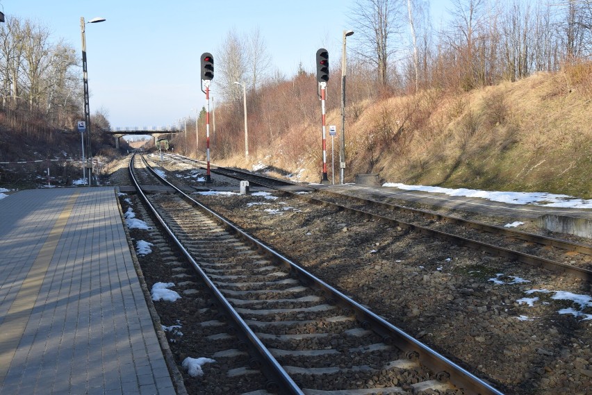 Przebudowane perony na trasie Sokółka – Suwałki ułatwią dostęp do kolei. Umowy na modernizację zostały podpisane 