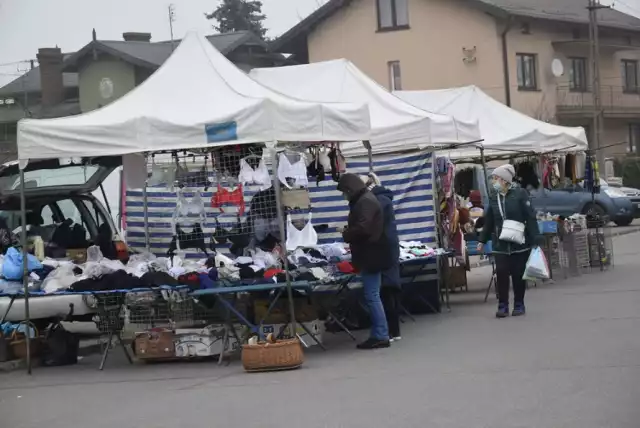 Targowisko miejskie w Skierniewicach w sobotę, 2 stycznia jeszcze nie ożyło po sylwestrowych szaleństwach