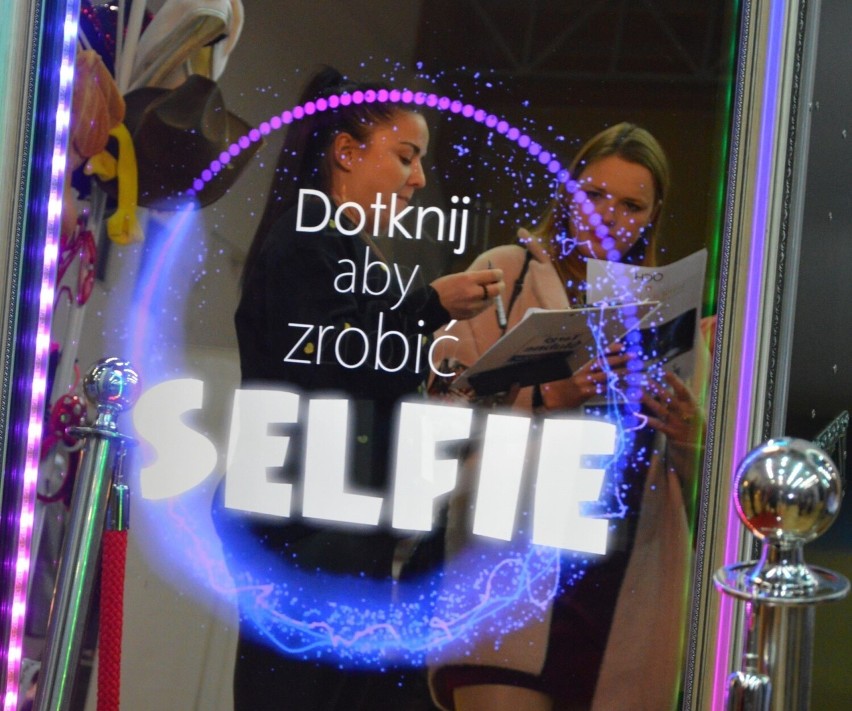 Nowy Sącz. Słodkości, drinki, lustra do selfie - Targi Ślubne w hali MOSiR przyciągnęły wiele par 