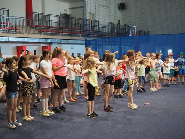 Dzieci bawiły się podczas Dnia Dziecka w Powiatowej Hali Sportowej w Radomsku