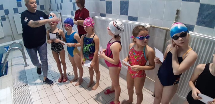 Młodzi pływacy z Wągrowca przywieźli z zawodów aż 23 medale! 
