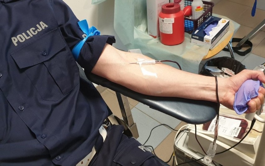 Łomża. Policjanci i żołnierze oddali krew, aby pomóc 9 -letniemu Gabrysiowi
