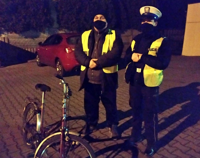 Tomaszowska policja rozdawała odblaski pieszym i rowerzystom [ZDJĘCIA]