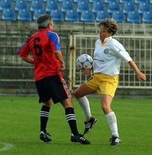 W ubiegłym roku w ramach obchodów Dnia Piłkarza oldboje Olimpii Poznań zagrali ciekawy mecz z dziewczynami z Warty Opel Niedbała.