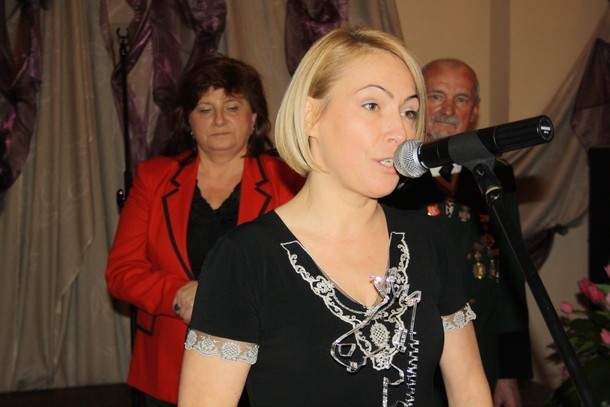 Dorota Raczkiewicz, prezes Fundacji Anny Wierskiej "Dar Szpiku", odebrała w Śremie Najwyższą Żyrafę