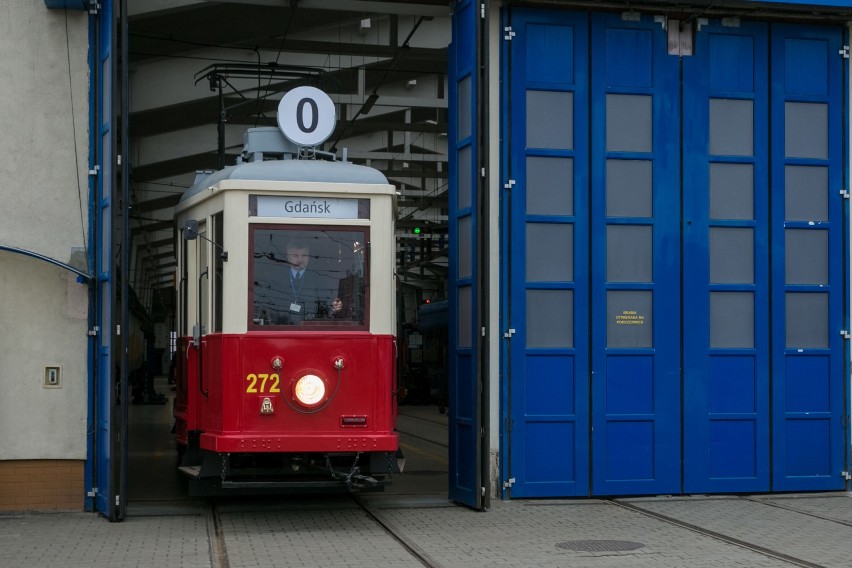 Kraków. Historyczny wagon Ring wyjechał na tory [ZDJĘCIA]