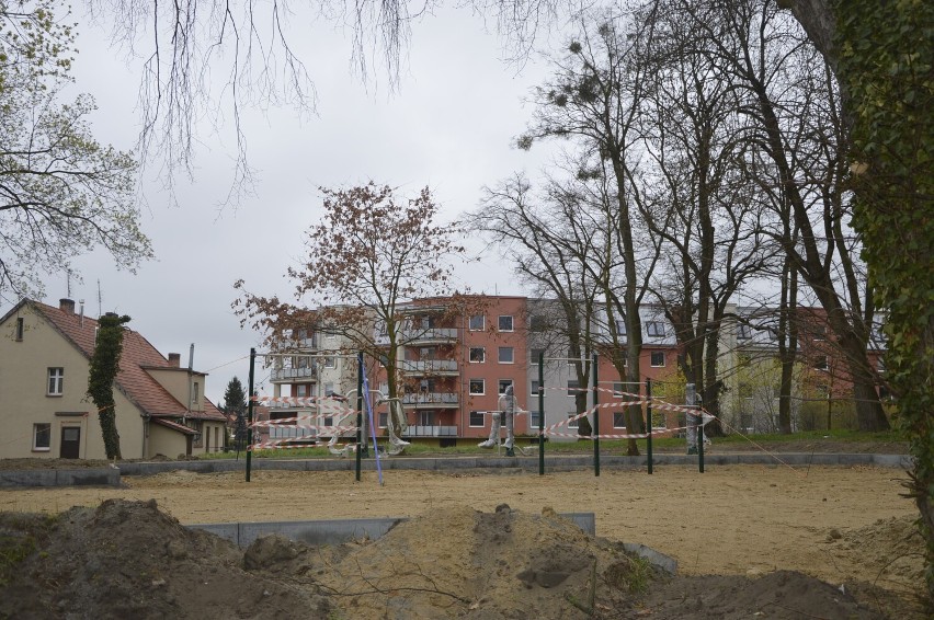 Malbork. Dawny cmentarz za Szpitalem Jerozolimskim cały czas się zmienia. Metamorfozie przyjrzeli się radni. Co z nazwą dla tego terenu?