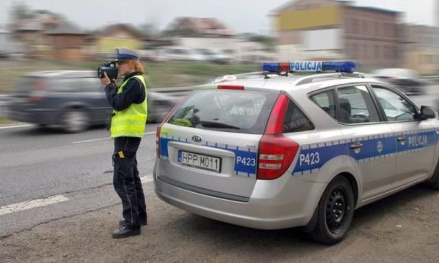 Kolska drogówka zatrzymała kierującą Audi. Pędziła w terenie zabudowanym