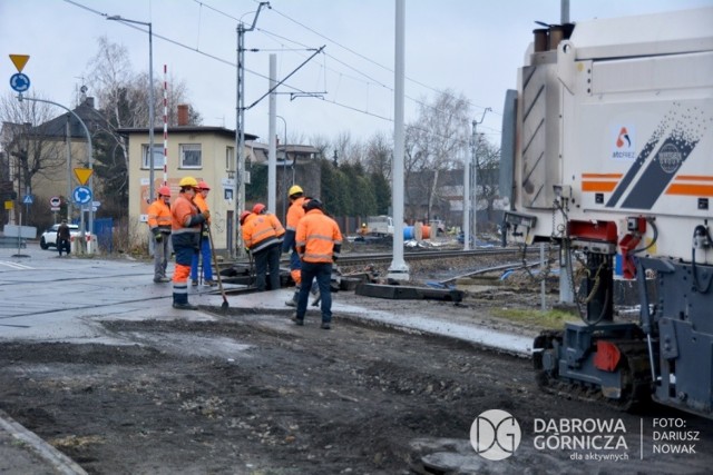 W Dąbrowie Górniczej trwa przebudowa linii kolejowej, peronów i całej infrastruktury komunikacyjnej Zobacz kolejne zdjęcia/plansze. Przesuwaj zdjęcia w prawo - naciśnij strzałkę lub przycisk NASTĘPNE