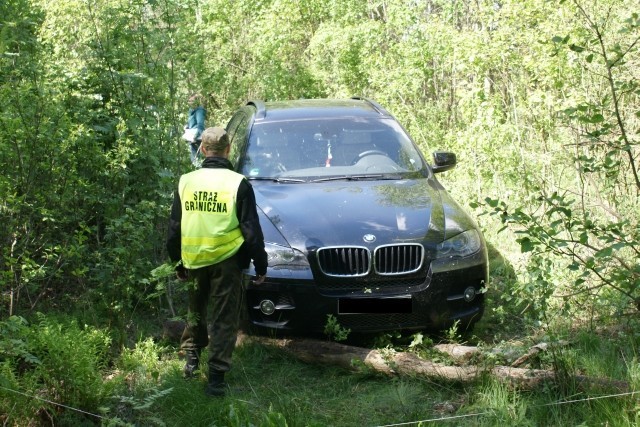 Dwa BMW zatrzymane po ucieczce [zdjęcia]