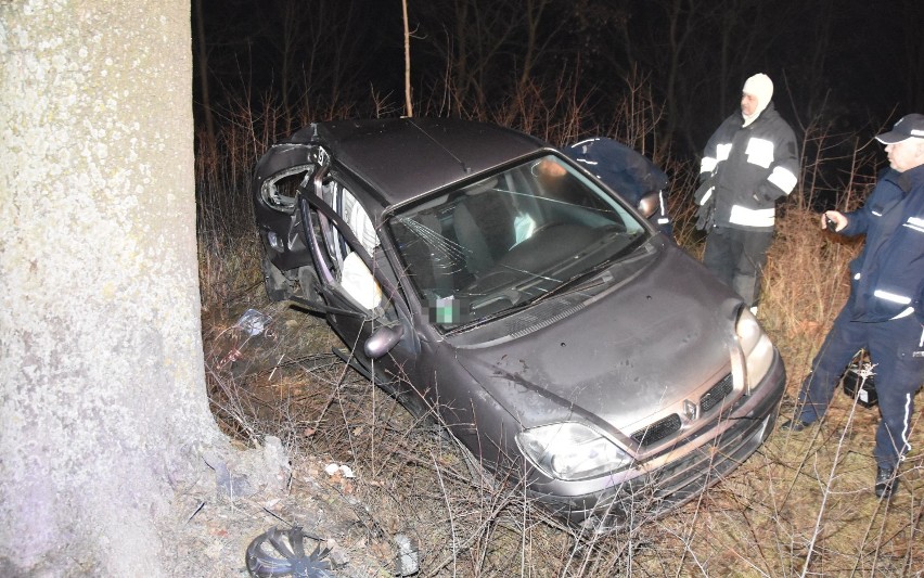 Wypadek w Julianowie. Pijany kierowca uderzył samochodem w drzewo, wydmuchał prawie 2 promile