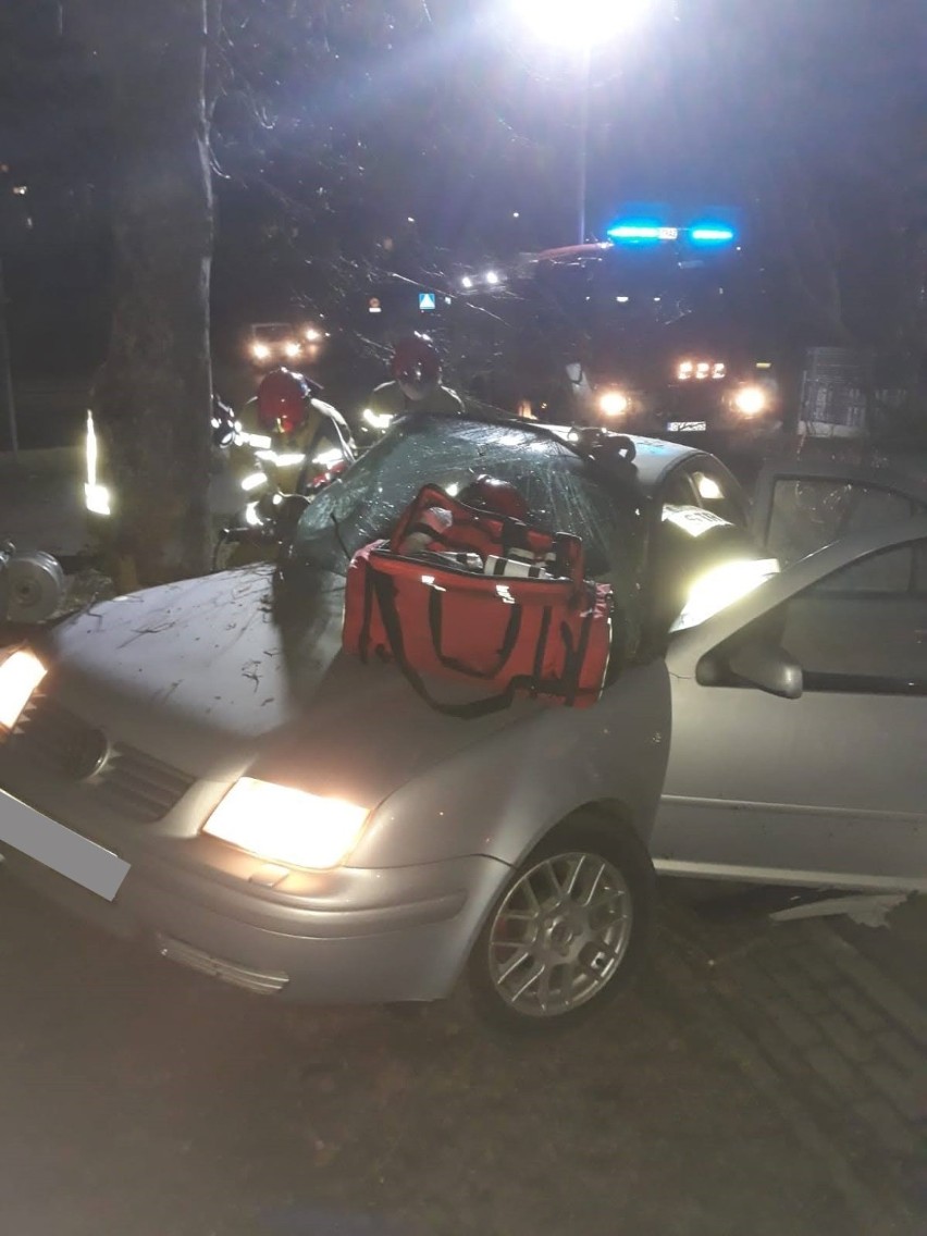 Wypadek na ulicy Chmieleńskiej w Kartuzach - dwie osoby trafiły do szpitala (27.02.2021)