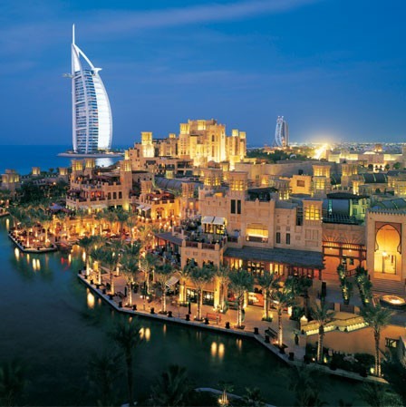 Słynny dubajski hotel Burj Al-Arab w Dubaju w kształcie...