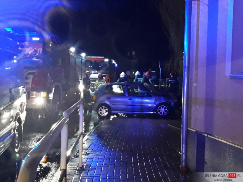 Jelenia Góra: Samochód uderzył w budynek mieszkalny! [ZDJĘCIA]