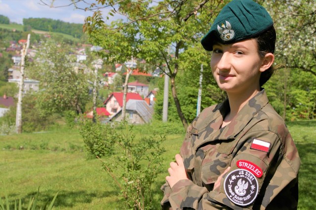 Dominika Mituś z Gorlic jest uczennicą klasy drugiej przygotowania wojskowego w Zespole Szkół im. prof. Teodora Marchlewskiego w Trzcinicy