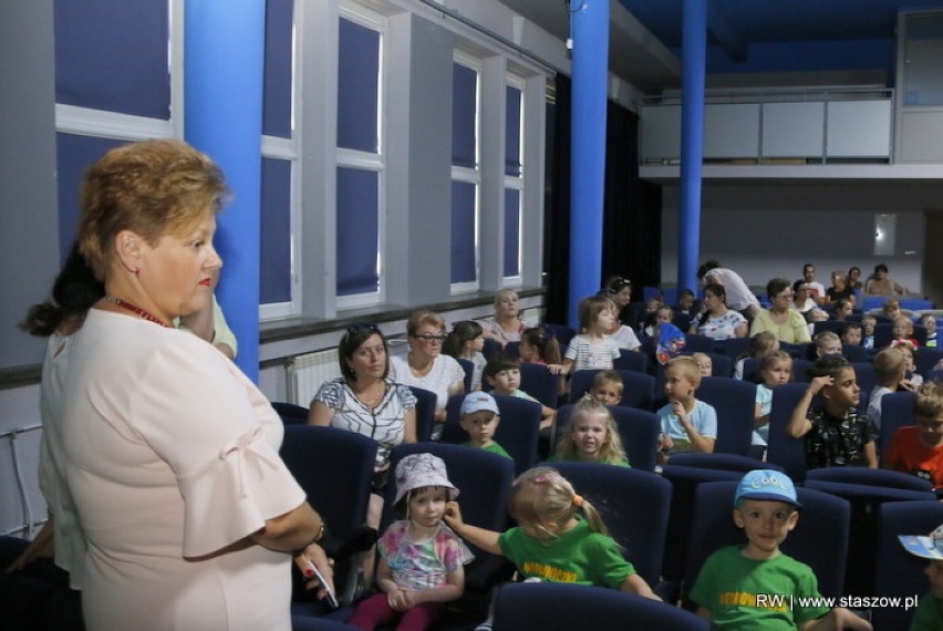 "Kopciuszek" dla przedszkolaków w Staszowie. Rodzice maluchów zamienili się w aktorów [ZDJĘCIA]