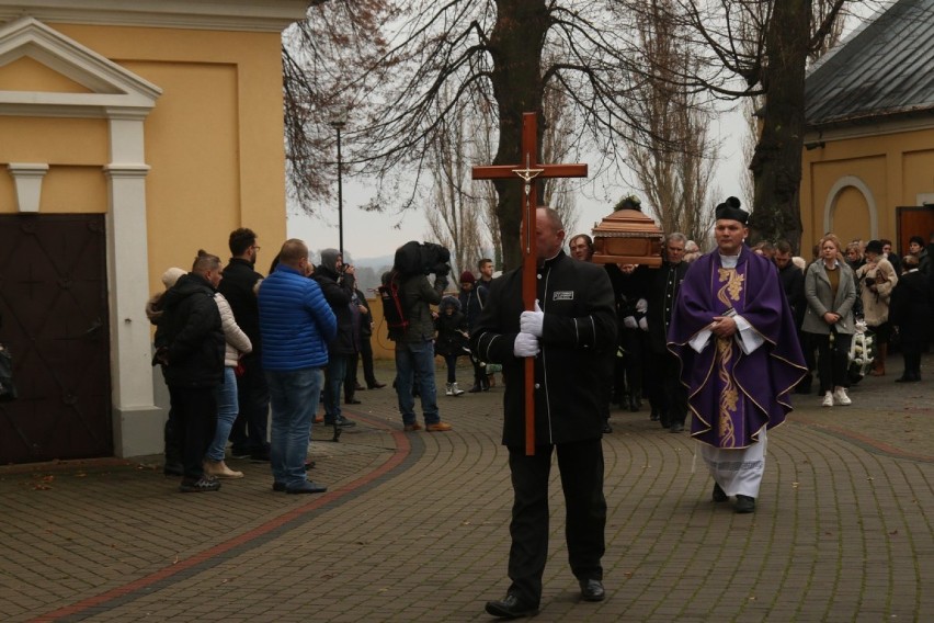 Konin. Pół tysiąca osób na cmentarzu komunalnym w Koninie żegnało tragicznie zmarłego Adama C. [ZDJĘCIA]