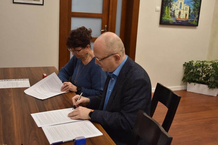 Gmina Kamieńsk podpisała umowę z FBserwis na wywóz odpadów komunalnych