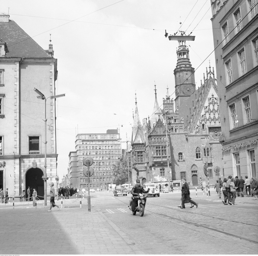 Widok na Stary Ratusz z ulicy Oławskiej.