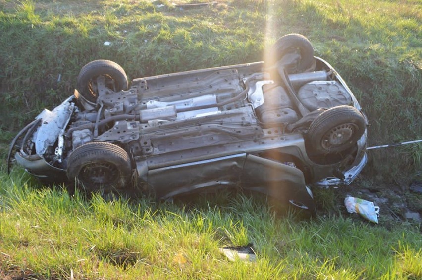 Groźny wypadek pod Włocławkiem. Opel dachował [wideo]