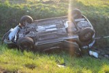 Groźny wypadek pod Włocławkiem. Opel dachował [wideo]