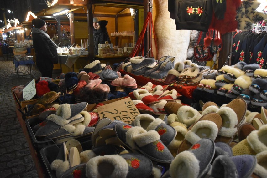 Mało ludzi na Głogowskim Jarmarku Mikołajowym. Handlowcy chcą pakować stragany i wracać do domu