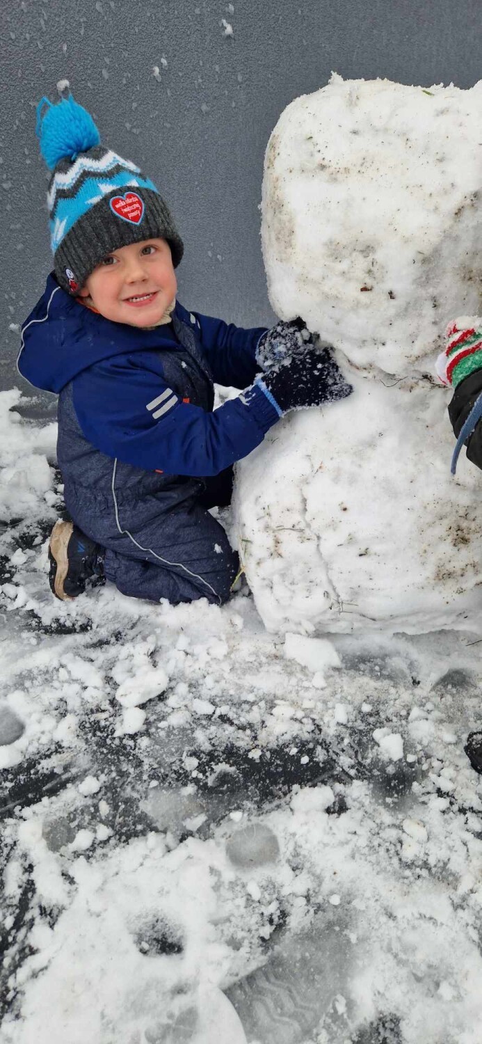  Kamila i Emil wykorzystali śnieg na zabawę dla swoich dzieci