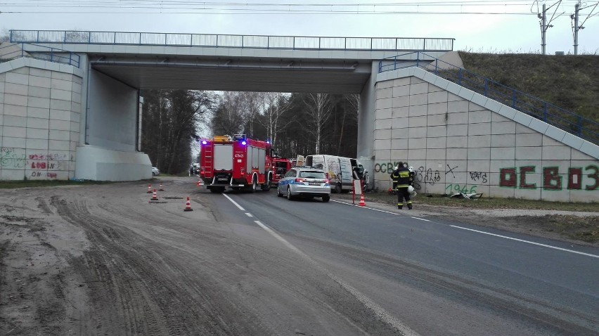 Wypadek na drodze krajowej nr 48 koło Małoszyc w powiecie opoczyńskim. Samochód dostawczy uderzył w wiadukt kolejowy [ZDJĘCIA]