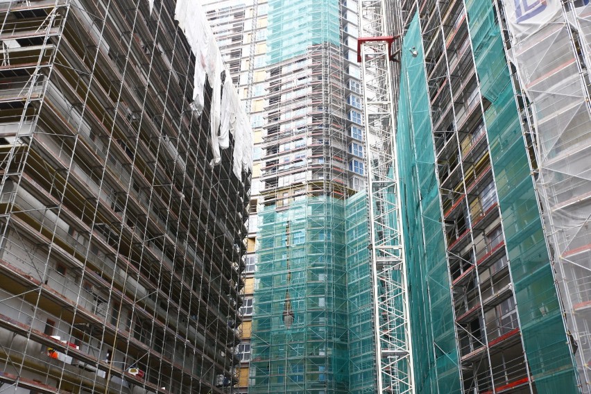 Bliska Wola Tower. Warszawski Hongkong będzie miał „nową skórę”. Potężny mrówkowiec na Woli zaczyna pokrywać elewacja