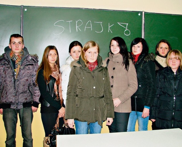 Kamil, Ola, Ania, Karolina, Gabrysia, Marta, Natalia i Paulina zapowiadają walkę o szkołę