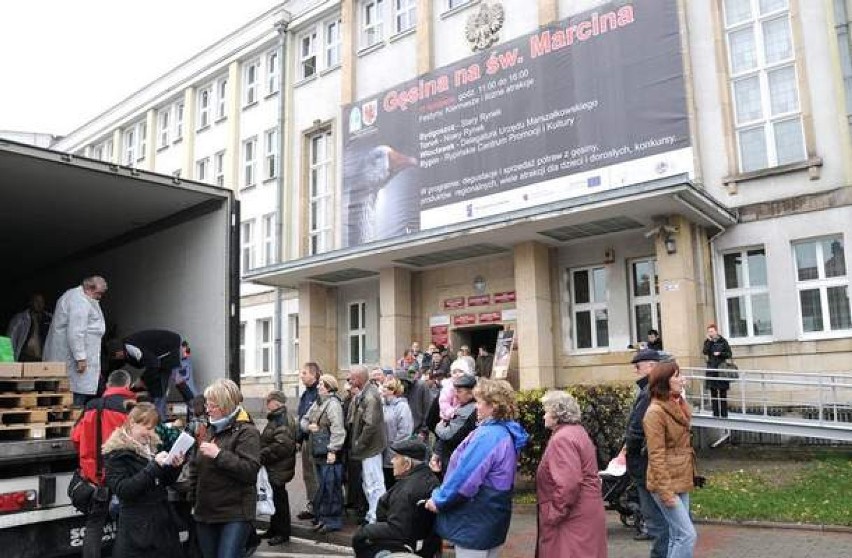 Rozdawanie gęsi pod Urzędem Marszałkowskim