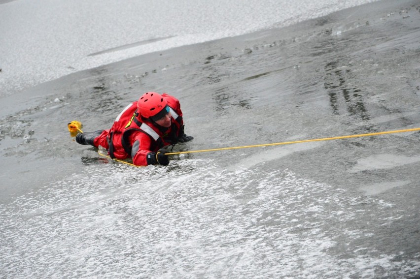 Strażacy ćwiczyli na Balatonie ratowanie osoby, pod którą załamał się lód [ZDJĘCIA]