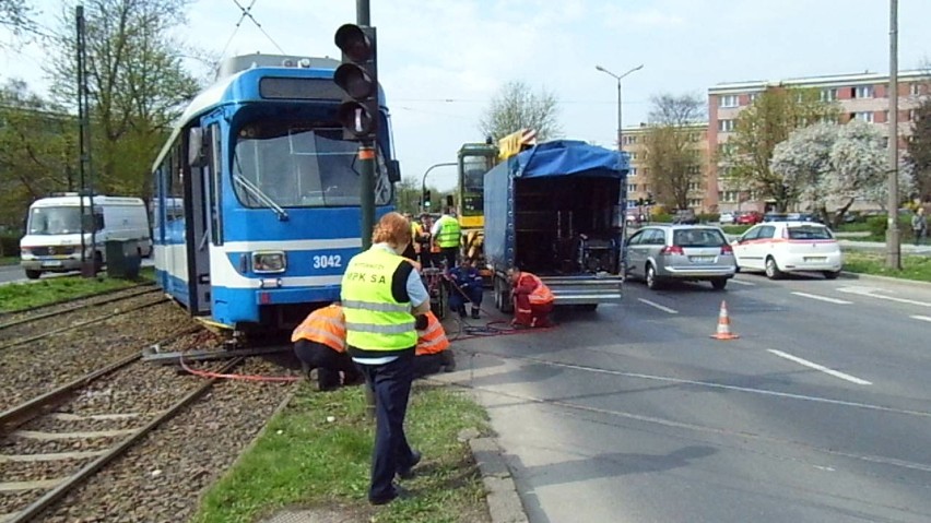 Kraków. Wykolejony tramwaj na Dąbiu