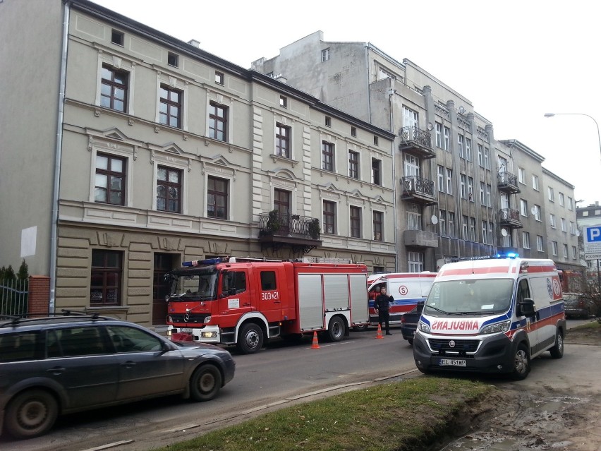 Zaniepokojony lokator, który wyszedł na klatkę schodową...