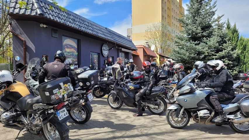 Członkowie grupy Motozwierzyniec i fani jazdy na motocyklu...