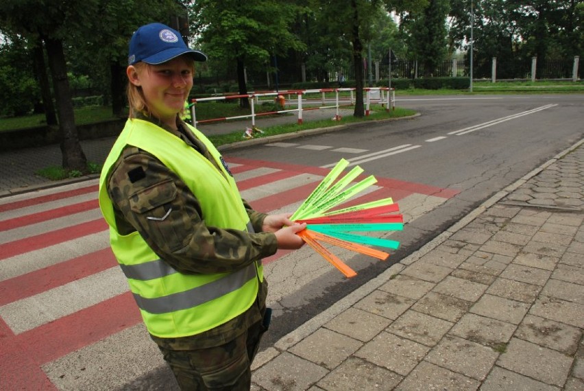 Mundurowi rozdali dzieciom odblaski